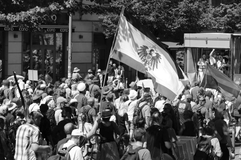 Reichsflagge auf Coronaleugner Demo