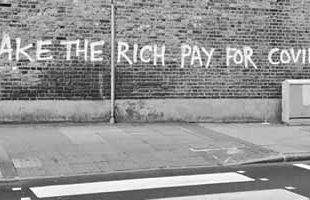 Graffitischriftzug "Make the rich pay for COVID-19"