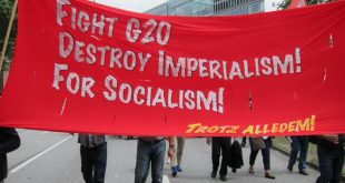 2017 fand der G20 Gipfel in Hamburg statt. Zehntausende von Menschen versuchten das imperialistische Schaulaufen zu durchbrechen. Die Losung Fight G20! Destroy Imperialism! For Socialism! auf unserem Transparent war unsere programmatische und praktische Kampfansage gegen die Gipfelteilnehmer:innen.