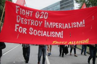 2017 fand der G20 Gipfel in Hamburg statt. Zehntausende von Menschen versuchten das imperialistische Schaulaufen zu durchbrechen. Die Losung Fight G20! Destroy Imperialism! For Socialism! auf unserem Transparent war unsere programmatische und praktische Kampfansage gegen die Gipfelteilnehmer:innen.