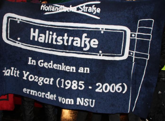 Am vierten November 2021 jährte sich der Jahrestag der angeblichen Selbstenttarnung des NSU-Mörder-Netzwerkes zum zehnten Mal.  Im strömenden Regen, behindert von Polizeieinsatzkräften, versammelten sich zahlreiche Antifaschist:innen in Berlin am Abend um laut und deutlich zu fordern: kein Schlussstrich – das Problem heißt Rassismus und forderten wie auf dem Transparent zu sehen ist, die Umbenennung einer Straße in Kassel: „Halitstrasse In Gedenken an Halit Yozgat 1985 -2006“.