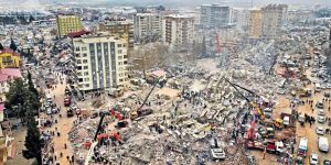 Erdbeben Vernichtung
Auf diesem Foto ist sichtbar wie der Stadtkern mit Neubauten  einfach in Trümmer eingefallen ist. Andere Gebäude haben zumindest standgehalten.