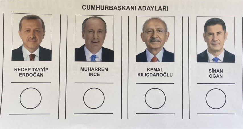 Wahlstimmzettel Präsidenten
Für die Präsidentschaftswahl die gleichzeitig am 14. Mai stattfindet, haben sich nur vier Kandidaten aufstellen lassen. R.T. Erdoğan, Muharrem İnce, K. Kılıçdaroğlu , Sinan Oğan. Alles Männer. Auf dem Wahlzettel stehen sie in einer Reihenfolge, die ausgelost wurde, mit ihrem jeweiligen Porträt-Foto. Die HDP, die einen Kandidaten hätte aufstellen können, hat zugunsten K. Kılıçdaroğlu darauf verzichtet.