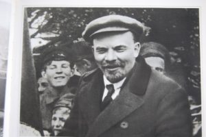 Artikel10 Beiträge zur Oktoberrevolution_Foto3 Lenin mit Jugendlichen